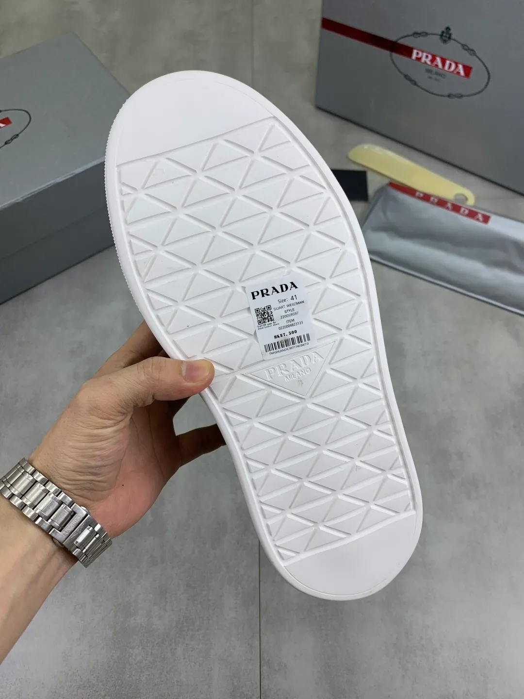 Men's shoes 💰P560💰 [New model] High version official website popular model is on the market, 🆘 Trendy brand (Prada) mainly promotes popular model, avant-garde and versatile fashionable men's shoes private version mold opening, cowhide surface splicing 1:1.. Stylish and simple, original imported cowhide lining cowhide feet; the atmosphere and personality are more fashionable, eye-catching and pursuing class. It will subvert the old idea and be a must-have for fashion trendsetters with you! Must keep it for yourself! Tall and comfortable, large and low, high-end quality workmanship. Size: 38-45; multiple colors available.